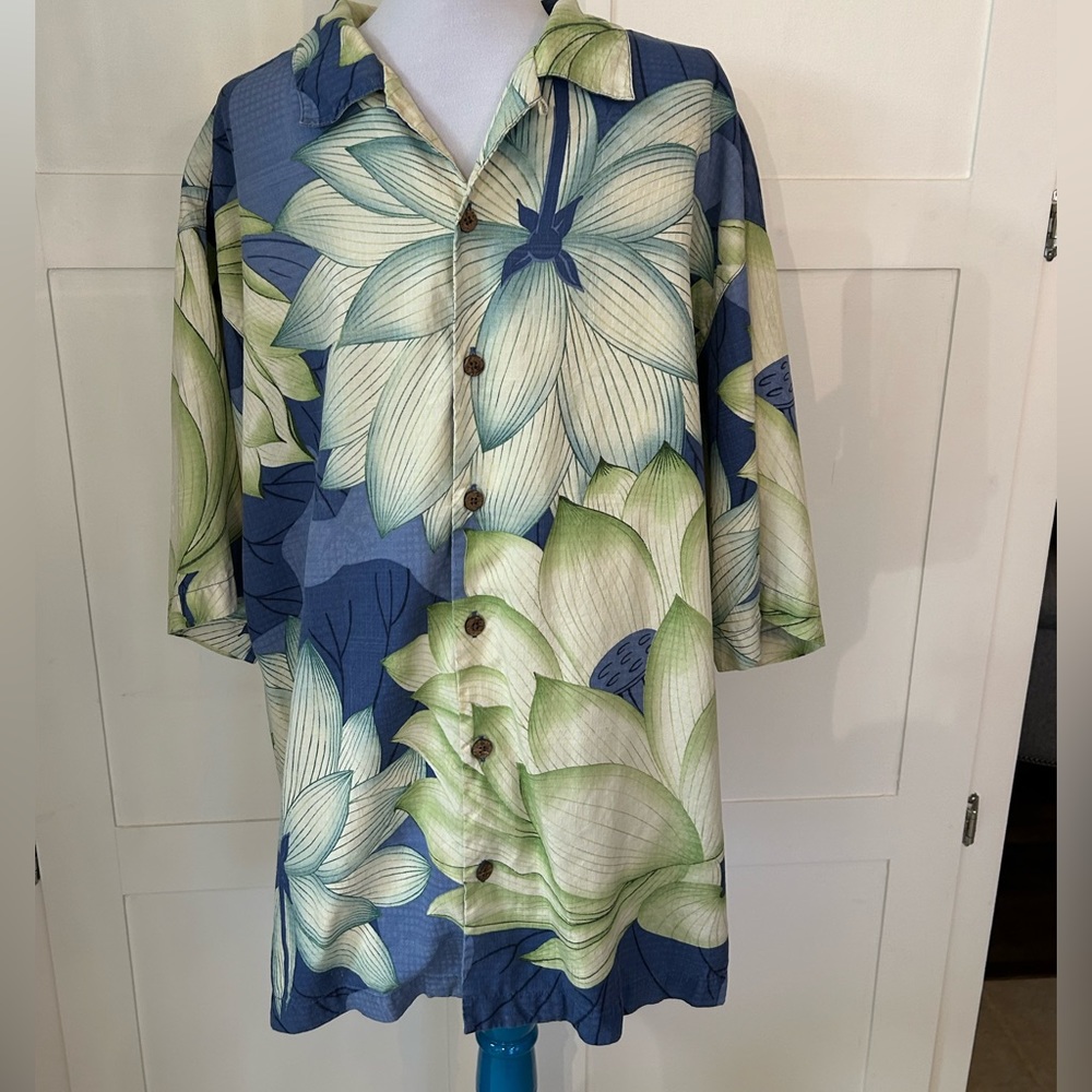 Tommy Bahama Silk Hawaiian Shirt‎ Size Large.